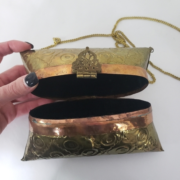 Vintage embossed hard metal evening bag with intricate lock unique - Picture 5 of 8